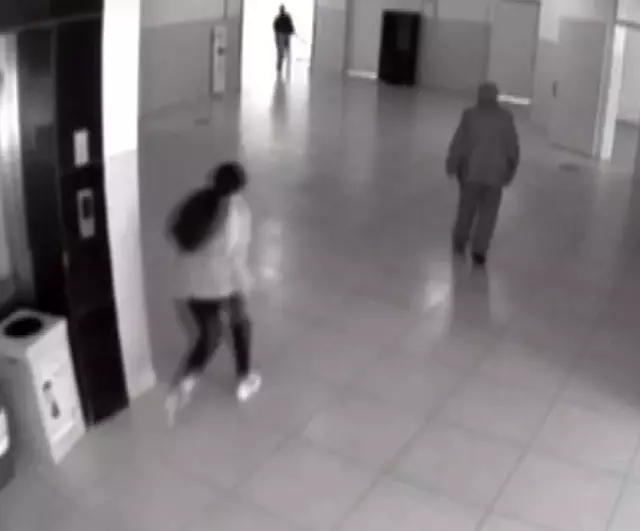 Nefes borusuna yemek kaçan öğrenci yere yığıldı, öğretmenin müdahalesi hayat kurtardı Nefes borusuna yemek kaçan öğrenci yere yığıldı, öğretmenin müdahalesi hayat kurtardı