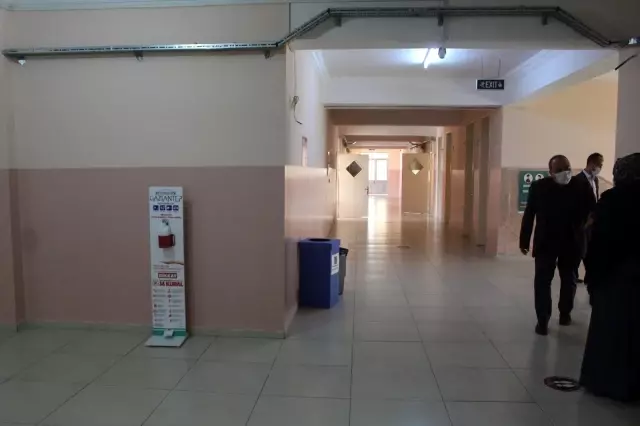 Nefes borusuna yemek kaçan öğrenci yere yığıldı, öğretmenin müdahalesi hayat kurtardı Nefes borusuna yemek kaçan öğrenci yere yığıldı, öğretmenin müdahalesi hayat kurtardı