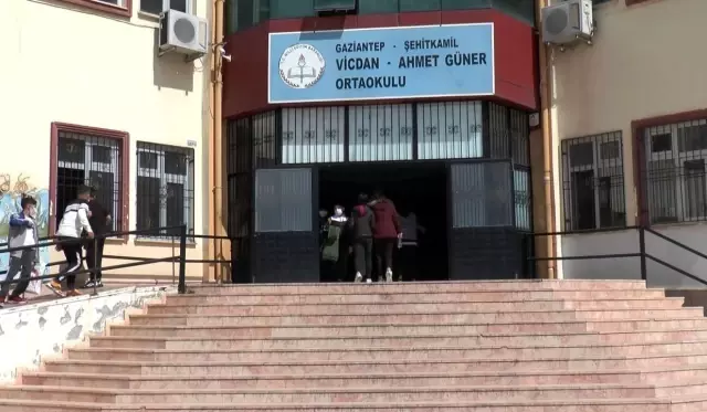 Nefes borusuna yemek kaçan öğrenci yere yığıldı, öğretmenin müdahalesi hayat kurtardı Nefes borusuna yemek kaçan öğrenci yere yığıldı, öğretmenin müdahalesi hayat kurtardı