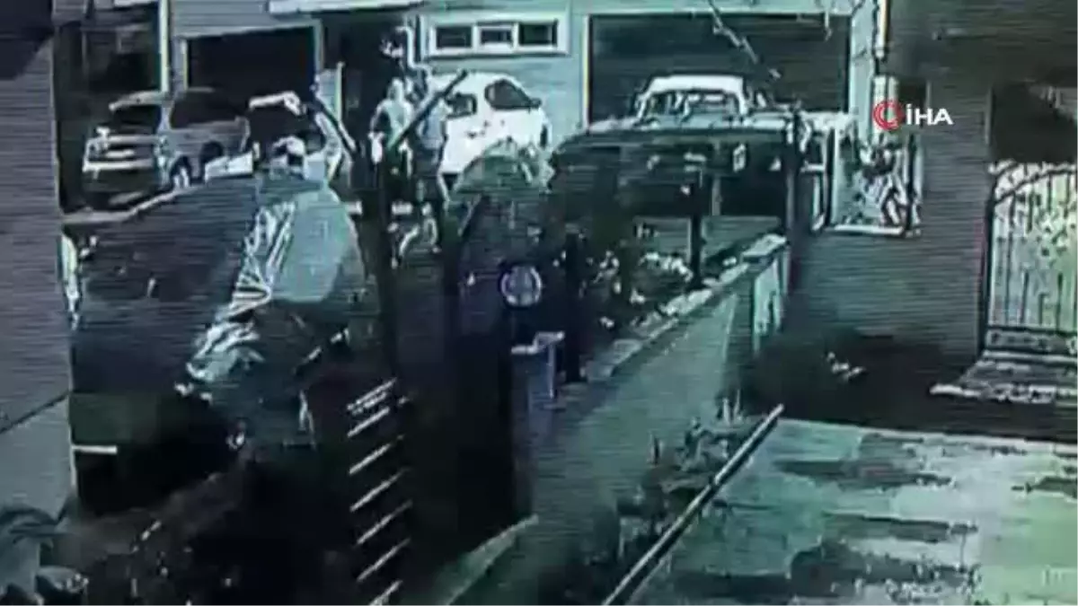 Son dakika haber | Önce kuryenin motosikletini gasp ettiler, ardından elektronik mağazasını soydular