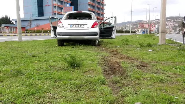 Kamyonun çarptığı otomobil refüje çıkarak elektrik direğine çarptı
