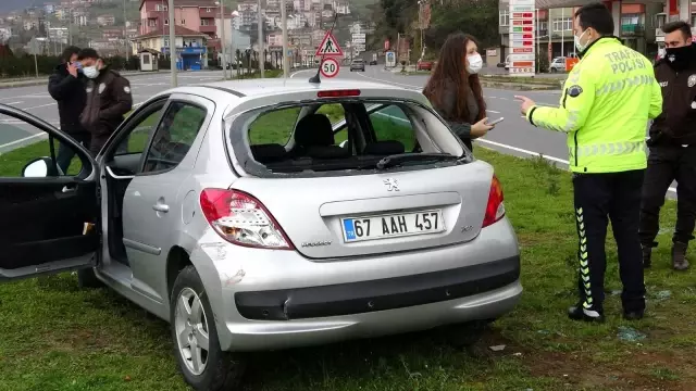Kamyonun çarptığı otomobil refüje çıkarak elektrik direğine çarptı