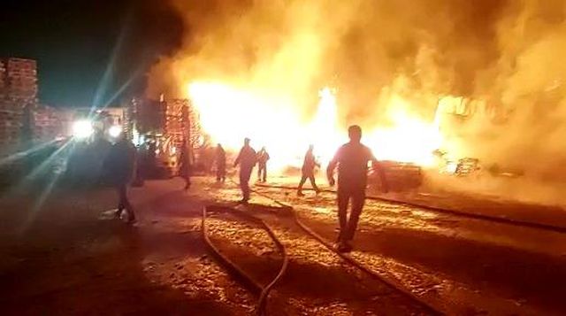 palet fabrikasinda yangin 14031663 o