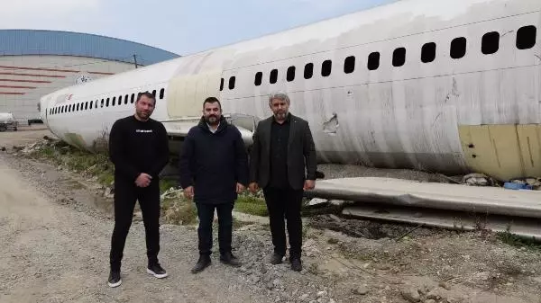 TRABZON Pistten çıkıp kaderine terk edilen uçak, pide salonu olacak TRABZON Pistten çıkıp kaderine terk edilen uçak, pide salonu olacak