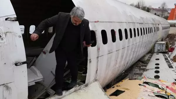 TRABZON Pistten çıkıp kaderine terk edilen uçak, pide salonu olacak TRABZON Pistten çıkıp kaderine terk edilen uçak, pide salonu olacak
