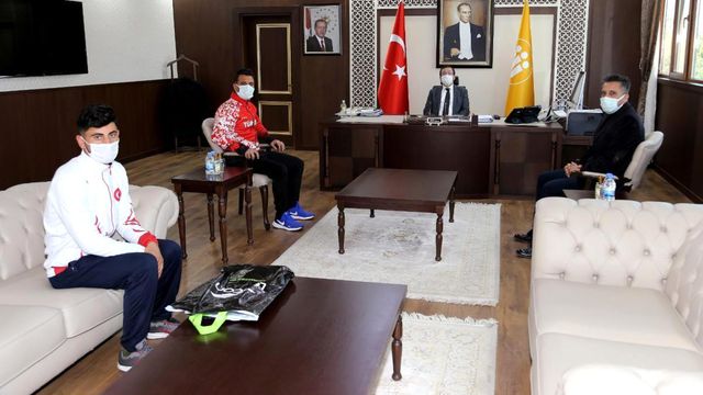 Rektör Kızılay'dan Balkan şampiyonu öğrenciye hediye Rektör Kızılay'dan Balkan şampiyonu öğrenciye hediye