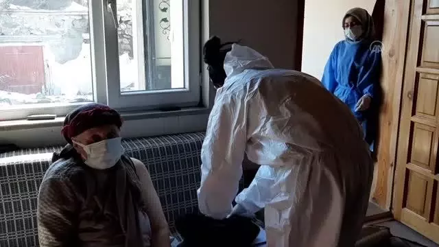 Sağlık görevlileri kırsaldaki yaşlılara Kovid-19 aşısı yapmak için yoğun mesai harcıyor Sağlık görevlileri kırsaldaki yaşlılara Kovid-19 aşısı yapmak için yoğun mesai harcıyor