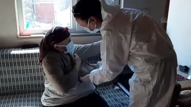 Sağlık görevlileri kırsaldaki yaşlılara Kovid-19 aşısı yapmak için yoğun mesai harcıyor Sağlık görevlileri kırsaldaki yaşlılara Kovid-19 aşısı yapmak için yoğun mesai harcıyor