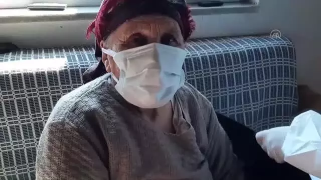 Sağlık görevlileri kırsaldaki yaşlılara Kovid-19 aşısı yapmak için yoğun mesai harcıyor Sağlık görevlileri kırsaldaki yaşlılara Kovid-19 aşısı yapmak için yoğun mesai harcıyor