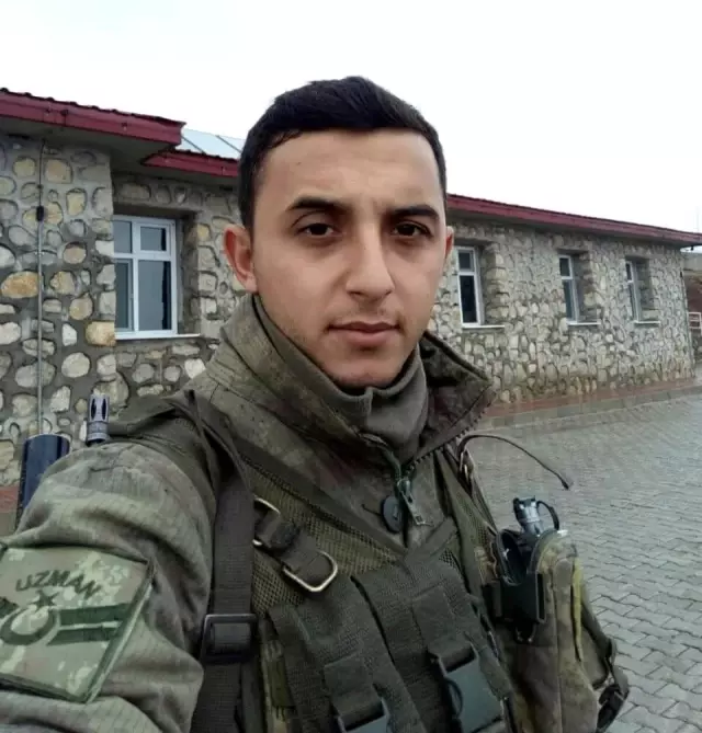 Şehit babasının kanı yerde kalmadı, Elif asker abilerine selam yolladı Şehit babasının kanı yerde kalmadı, Elif asker abilerine selam yolladı