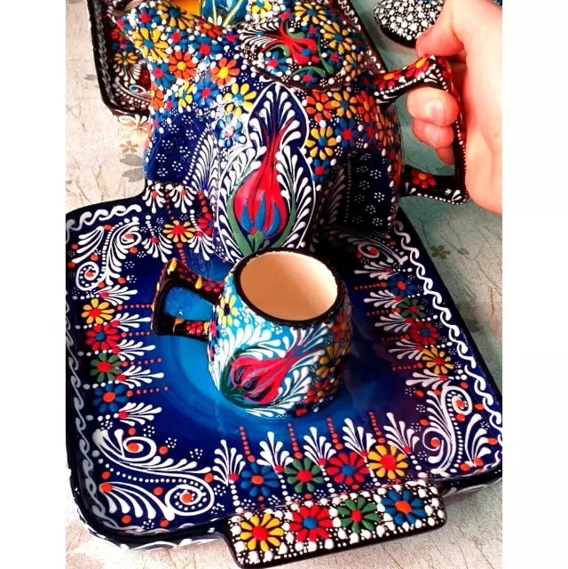 Sıra dışı çaydanlıklar ilgi odağı oldu Sıra dışı çaydanlıklar ilgi odağı oldu