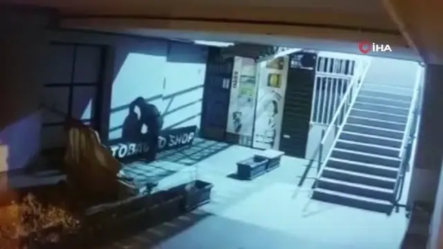 Şişli'de tabela çalan hırsız kamerada Şişli'de tabela çalan hırsız kamerada