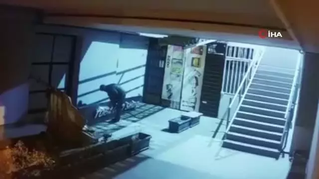Şişli'de tabela çalan hırsız kamerada Şişli'de tabela çalan hırsız kamerada