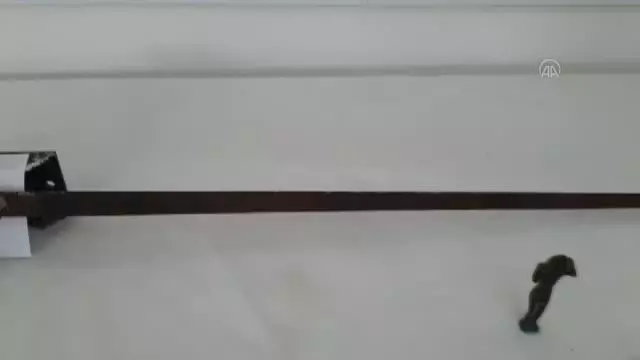 Tarihi eser olduğu değerlendirilen kılıç, sikke, heykel ve mühür ele geçirildi Tarihi eser olduğu değerlendirilen kılıç, sikke, heykel ve mühür ele geçirildi