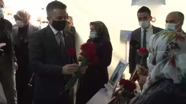 Tarım ve Orman Bakanı Pakdemirli evlat nöbetindeki ailelerle buluştu Tarım ve Orman Bakanı Pakdemirli evlat nöbetindeki ailelerle buluştu