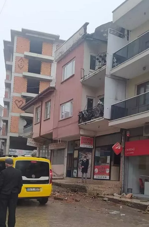 Son dakika haber! Terasında çalıştığı 2 katlı binadan düşüp öldü Son dakika haber! Terasında çalıştığı 2 katlı binadan düşüp öldü