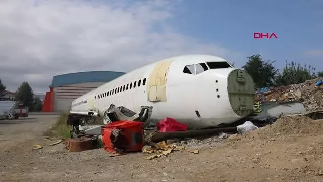 TRABZON Pistten çıkıp kaderine terk edilen uçak, pide salonu olacak TRABZON Pistten çıkıp kaderine terk edilen uçak, pide salonu olacak