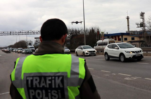trafik yogunluguna sebep olan suruculere dron 14033689 o