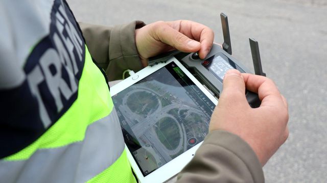 trafik yogunluguna sebep olan suruculere dron 3 14033689 o