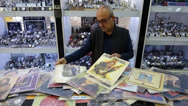 Yaklaşık 25 yılını verdiği koleksiyonuna paha biçemiyor
