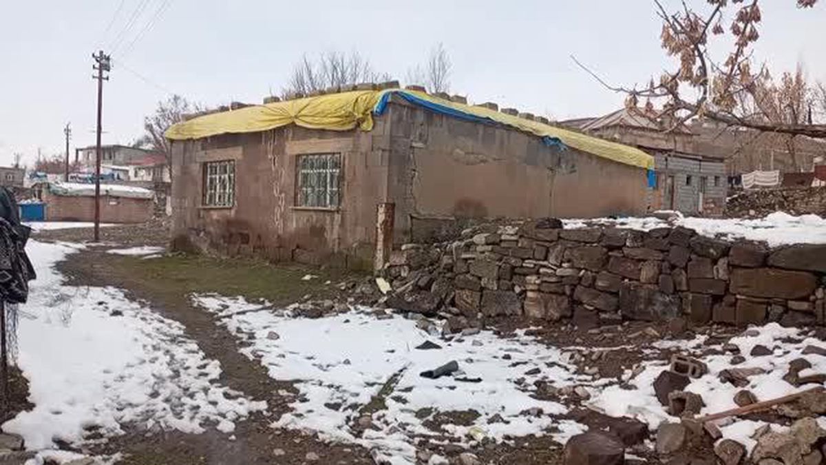 Yaptığı çeyizlik eşyaları satarak ailesinin geçimine katkı sunuyor
