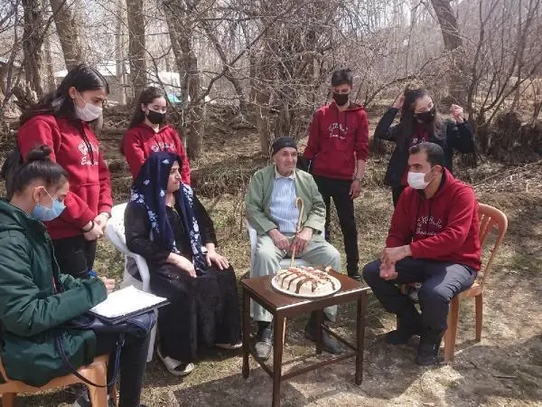 Son dakika haberleri... Yüksekovalı çifte, liselilerden 41'inci evlilik yıl dönümü sürprizi Son dakika haberleri... Yüksekovalı çifte, liselilerden 41'inci evlilik yıl dönümü sürprizi
