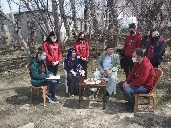 Son dakika haberleri... Yüksekovalı çifte, liselilerden 41'inci evlilik yıl dönümü sürprizi Son dakika haberleri... Yüksekovalı çifte, liselilerden 41'inci evlilik yıl dönümü sürprizi