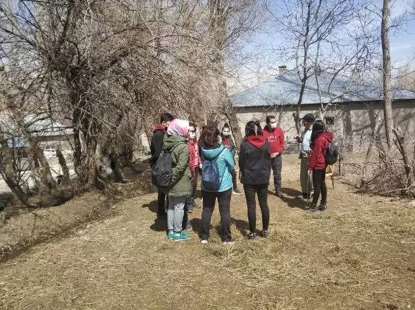 Son dakika haberleri... Yüksekovalı çifte, liselilerden 41'inci evlilik yıl dönümü sürprizi Son dakika haberleri... Yüksekovalı çifte, liselilerden 41'inci evlilik yıl dönümü sürprizi