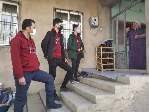 Son dakika haberleri... Yüksekovalı çifte, liselilerden 41'inci evlilik yıl dönümü sürprizi Son dakika haberleri... Yüksekovalı çifte, liselilerden 41'inci evlilik yıl dönümü sürprizi