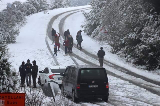 1 Nisan şakası gibi! İzmir ve Manisa nisan ayında beyaza büründ