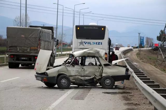 Amasya'da yolcu otobüsüyle çarpışan otomobil hurdaya döndü: 1 ölü Amasya'da yolcu otobüsüyle çarpışan otomobil hurdaya döndü: 1 ölü