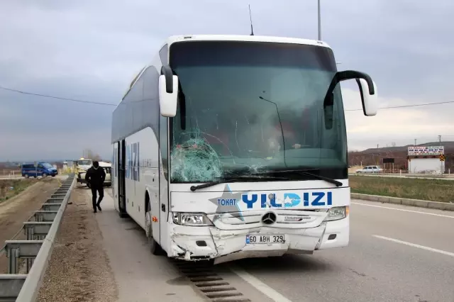 Amasya'da yolcu otobüsüyle çarpışan otomobil hurdaya döndü: 1 ölü Amasya'da yolcu otobüsüyle çarpışan otomobil hurdaya döndü: 1 ölü