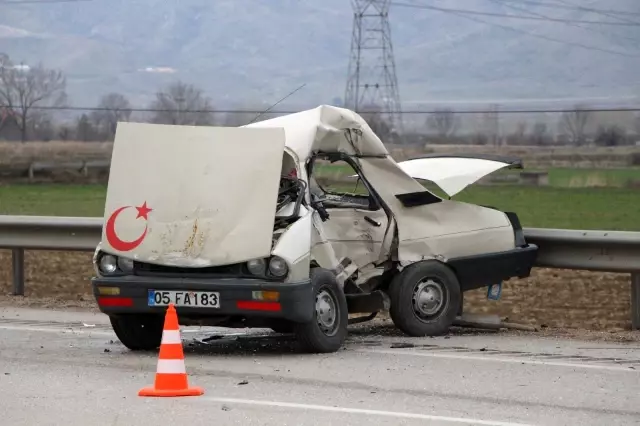 Amasya'da yolcu otobüsüyle çarpışan otomobil hurdaya döndü: 1 ölü Amasya'da yolcu otobüsüyle çarpışan otomobil hurdaya döndü: 1 ölü