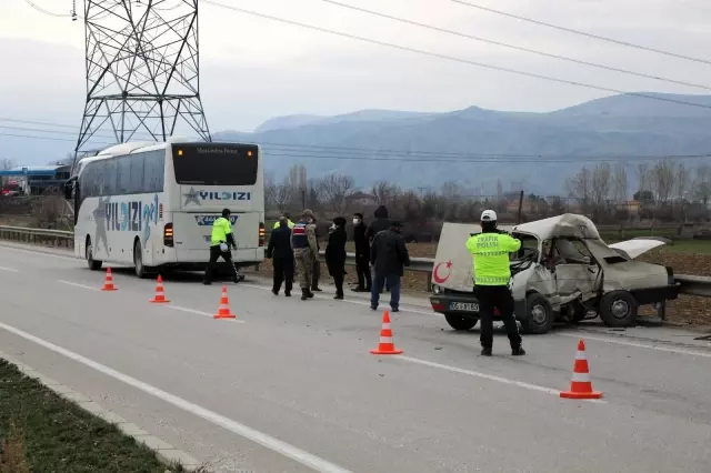 Amasya'da yolcu otobüsüyle çarpışan otomobil hurdaya döndü: 1 ölü Amasya'da yolcu otobüsüyle çarpışan otomobil hurdaya döndü: 1 ölü