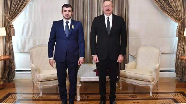 Azerbaycan Cumhurbaşkanı Aliyev, Karabağ zaferinde büyük pay sahibi olan Selçuk Bayraktar'a madalya taktı Azerbaycan Cumhurbaşkanı Aliyev, Karabağ zaferinde büyük pay sahibi olan Selçuk Bayraktar'a madalya taktı
