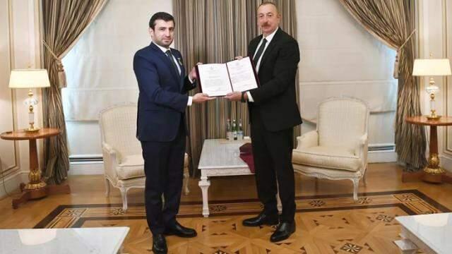 Azerbaycan Cumhurbaşkanı Aliyev, Karabağ zaferinde büyük pay sahibi olan Selçuk Bayraktar'a madalya taktı Azerbaycan Cumhurbaşkanı Aliyev, Karabağ zaferinde büyük pay sahibi olan Selçuk Bayraktar'a madalya taktı