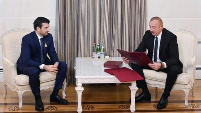 Azerbaycan Cumhurbaşkanı Aliyev, Karabağ zaferinde büyük pay sahibi olan Selçuk Bayraktar'a madalya taktı