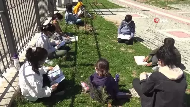 Batman'da öğretmen ve öğrenciler farkındalık için parkta kitap okudu