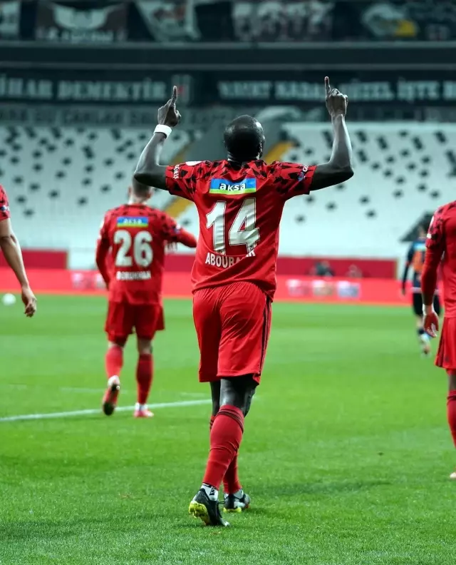 Aboubakar'ın sağ uyluk ön adalesinde gerilme ve ödem saptandı Aboubakar'ın sağ uyluk ön adalesinde gerilme ve ödem saptandı