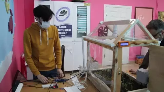 Bilim ve sanat merkezi öğrencileri uzaktan kontrollü minyatür sera tasarladı Bilim ve sanat merkezi öğrencileri uzaktan kontrollü minyatür sera tasarladı
