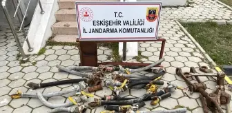 Devlet Demiryolları: Çalmak için tren vagonlarından parça söken şüpheli suçüstü yakalandı Devlet Demiryolları: Çalmak için tren vagonlarından parça söken şüpheli suçüstü yakalandı