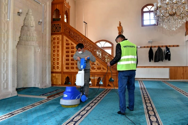 Cami ve mescitlerde bahar temizliği ve dezenfeksiyon çalışması