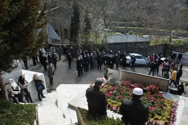 Cemil hocaya mezarı başında anma... 1 yıl sonra helallik alındı