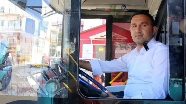 Darbedilen kadını kurtaran otobüs şoförüne bıçak çekip, tehdit ettiler Darbedilen kadını kurtaran otobüs şoförüne bıçak çekip, tehdit ettiler