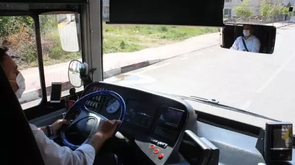 Darbedilen kadını kurtaran otobüs şoförüne bıçak çekip, tehdit ettiler Darbedilen kadını kurtaran otobüs şoförüne bıçak çekip, tehdit ettiler