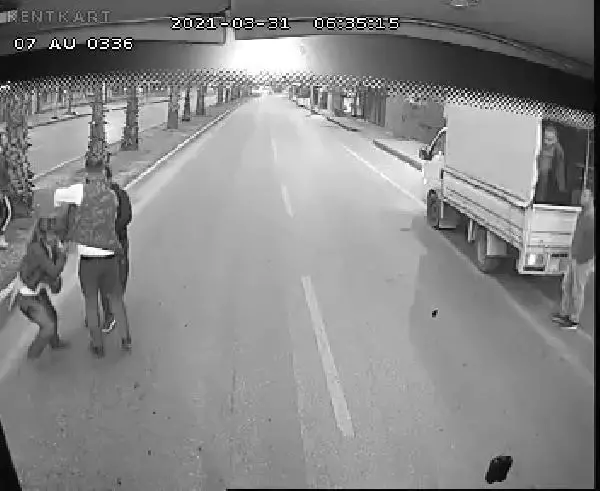 Darbedilen kadını kurtaran otobüs şoförüne bıçak çekip, tehdit ettiler Darbedilen kadını kurtaran otobüs şoförüne bıçak çekip, tehdit ettiler