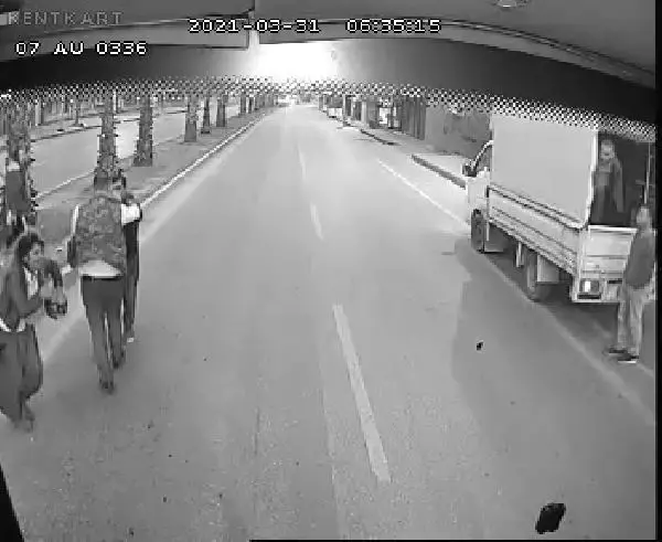 Darbedilen kadını kurtaran otobüs şoförüne bıçak çekip, tehdit ettiler Darbedilen kadını kurtaran otobüs şoförüne bıçak çekip, tehdit ettiler