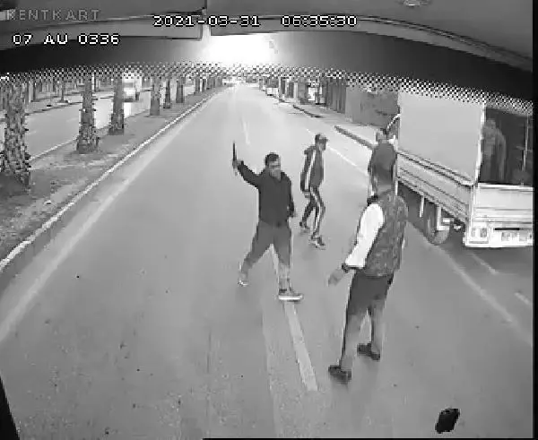 Darbedilen kadını kurtaran otobüs şoförüne bıçak çekip, tehdit ettiler Darbedilen kadını kurtaran otobüs şoförüne bıçak çekip, tehdit ettiler
