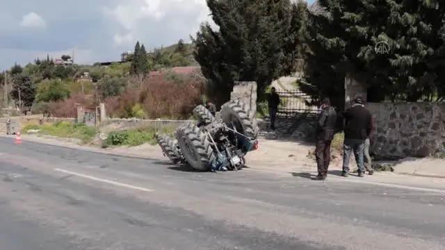 Devrilen traktördeki 2 kişi yaralandı Devrilen traktördeki 2 kişi yaralandı