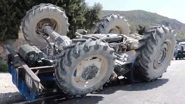 Devrilen traktördeki 2 kişi yaralandı Devrilen traktördeki 2 kişi yaralandı